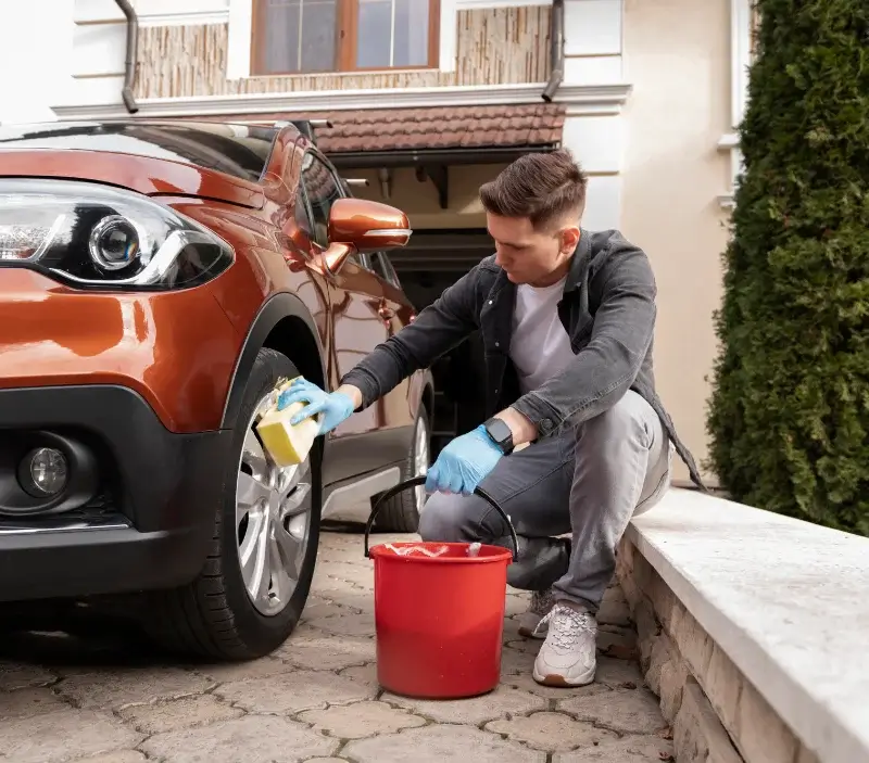 Lavage auto à domicile Mornay-sur-Allier : professionnel intervenant sur un véhicule